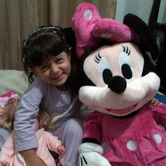 Daniela de niña junto a su peluche favorito