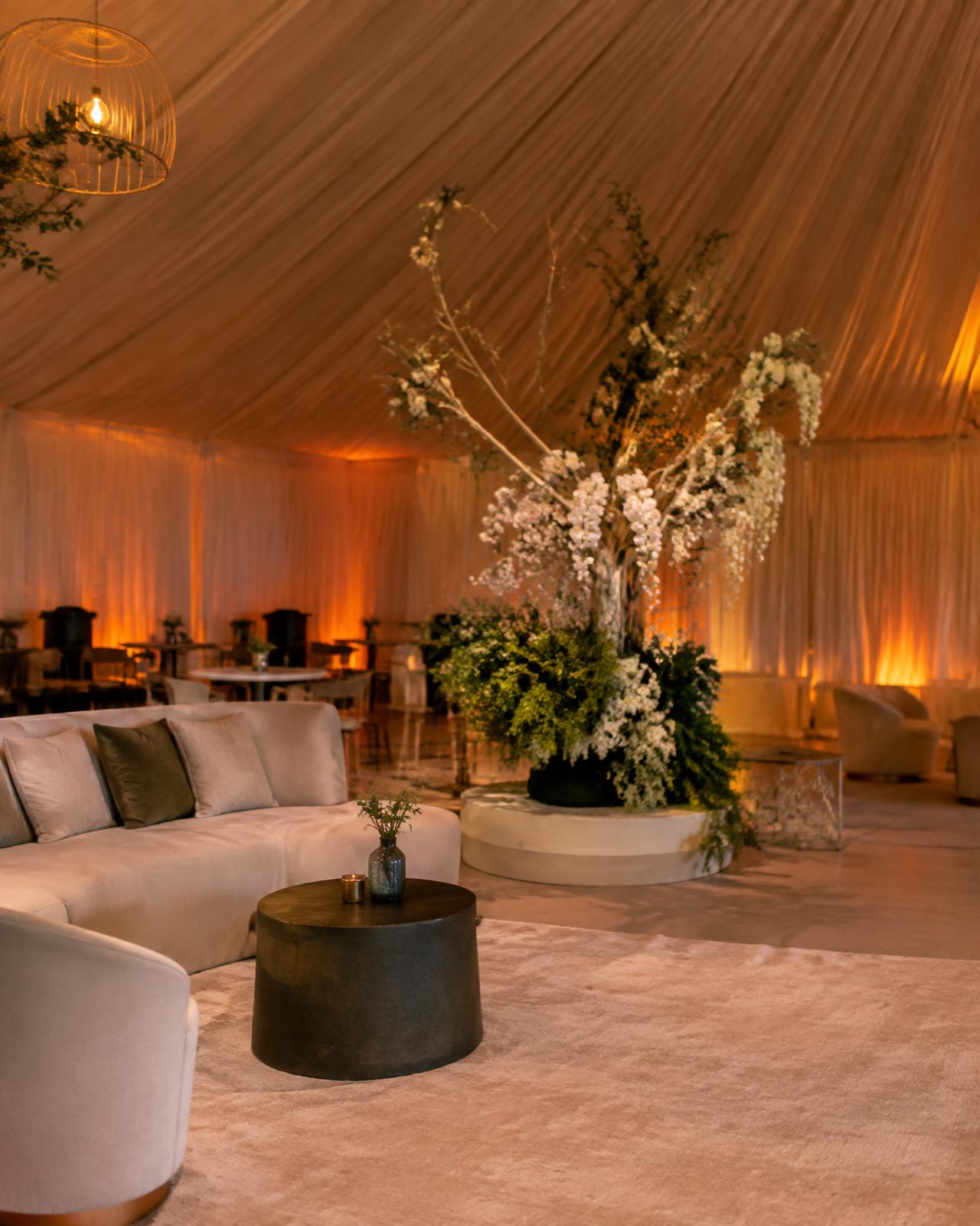 Carpa elegante con mobiliario lounge e instalación floral